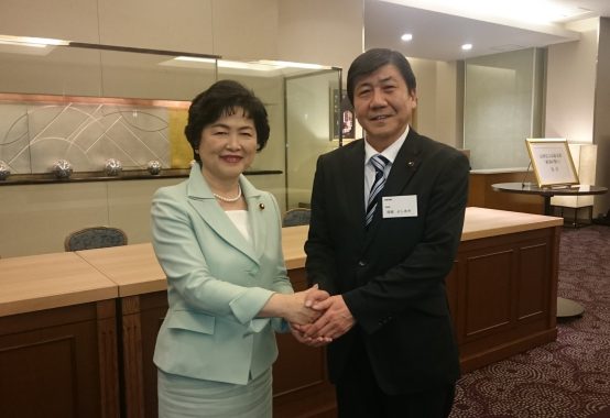 高木美智代衆議院議員と握手