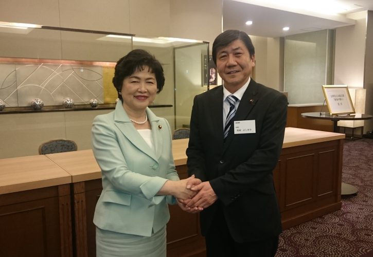 高木美智代衆議院議員と握手