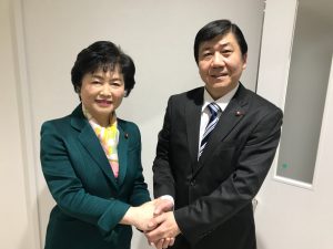 高木美智代衆議院議員と握手