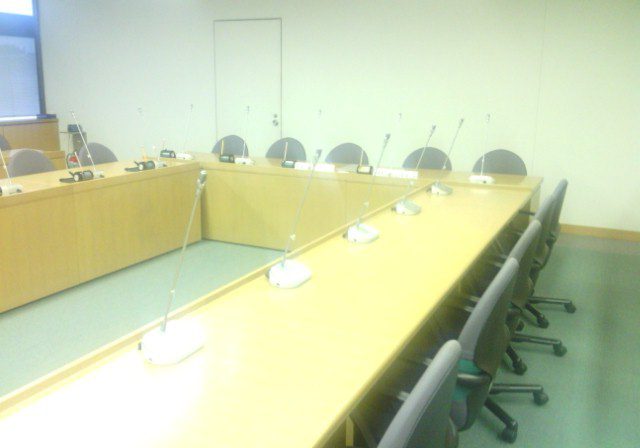 文京区議会の委員会室